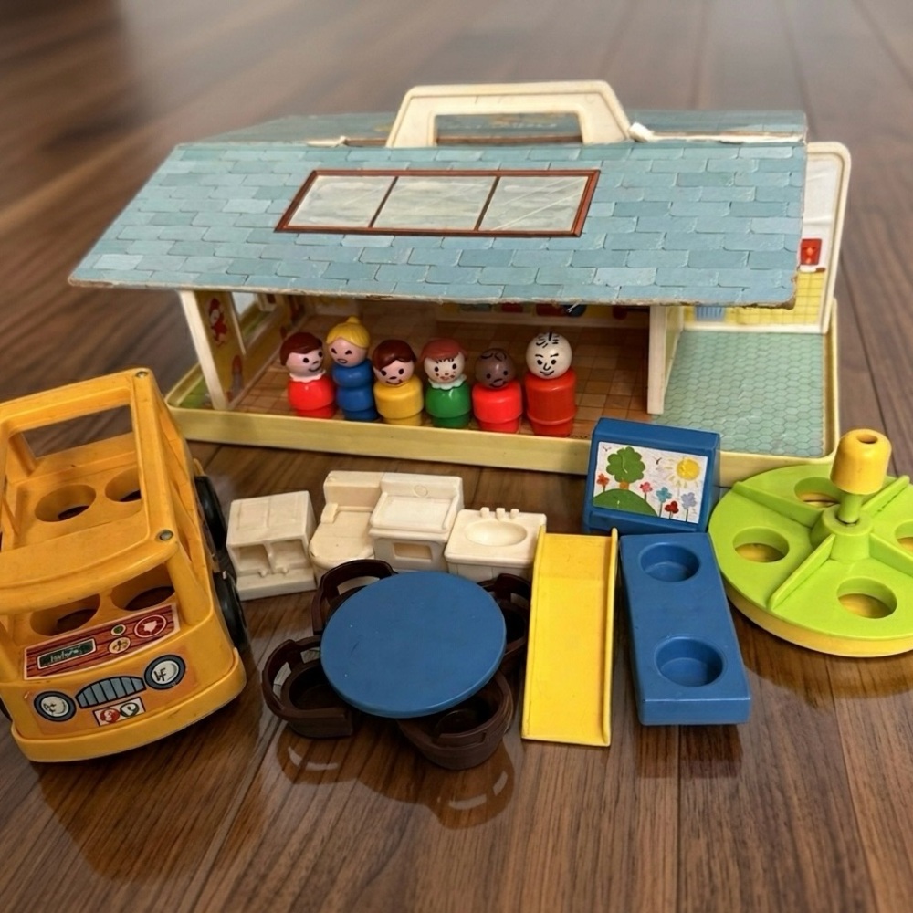 VINTAGE 1970’s Fisher-Price #929 Nursery School - Rare Roof & Little People Set